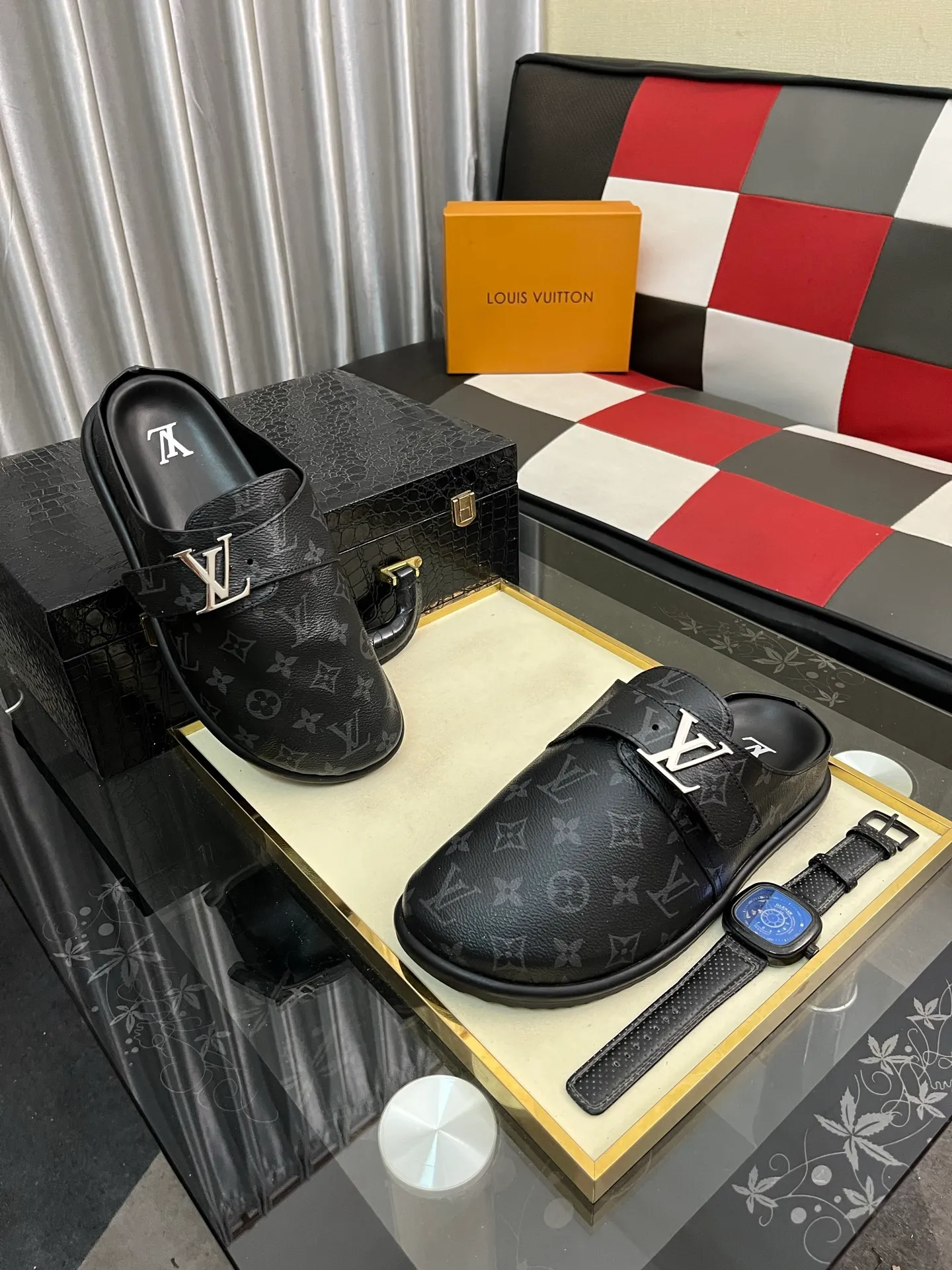 Men's shoes 💰380⌚️⌚️2025 new men's casual sandals and slippers, made of suede cow leather, with Monogram pattern to highlight the trendy style. Adjustable straps illuminated with LV letters, while a resilient insole and micro outsole provide lightweight comfort. Made of suede cow leather with embossed Monogram pattern and brand element metal hardware✅Adjustable straps➕Tough insole‼ ️Micro outsole. Comfortable and easy to wear‼ ️size: 38-443️⃣Colors available